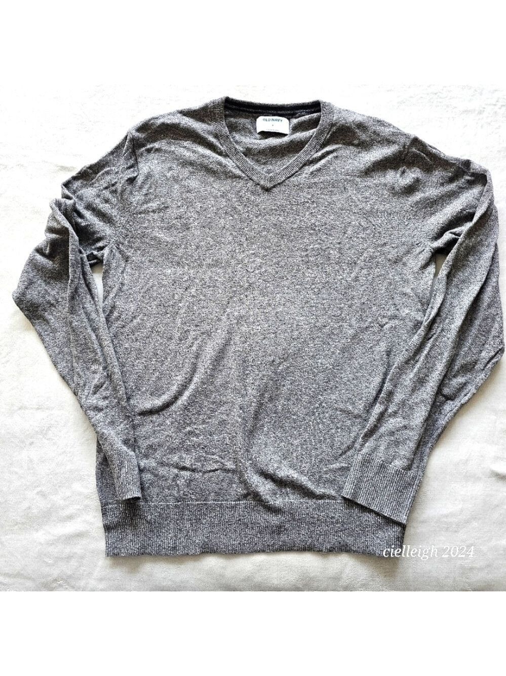 *4 for $25* Old Navy long sleeve Grey V-neck sweater